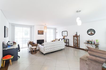 Casa à venda com 319m², 4 quartos e 7 vagas Casa à venda com 319m², 4 quartos e 7 vagasSala
