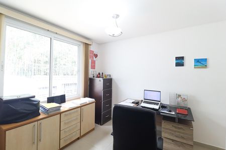 Casa à venda com 319m², 4 quartos e 7 vagas Casa à venda com 319m², 4 quartos e 7 vagasEscritório