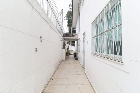 Casa à venda com 319m², 4 quartos e 7 vagas Casa à venda com 319m², 4 quartos e 7 vagasCorredor da entrada