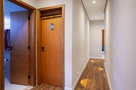 Casa à venda com 360m², 4 quartos e 4 vagas Casa à venda com 360m², 4 quartos e 4 vagasCorredor