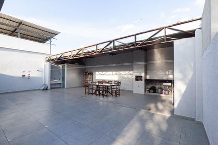 Casa à venda com 360m², 4 quartos e 4 vagas Casa à venda com 360m², 4 quartos e 4 vagasQuintal