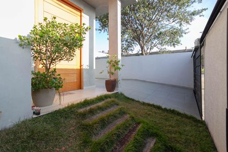 Casa à venda com 360m², 4 quartos e 4 vagas Casa à venda com 360m², 4 quartos e 4 vagasFachada