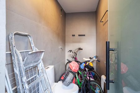 Casa à venda com 360m², 4 quartos e 4 vagas Casa à venda com 360m², 4 quartos e 4 vagasBanheiro social 3
