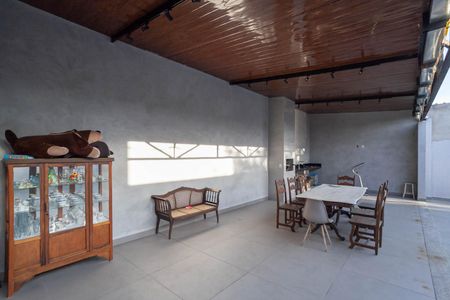 Casa à venda com 360m², 4 quartos e 4 vagas Casa à venda com 360m², 4 quartos e 4 vagasQuintal