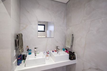 Casa à venda com 360m², 4 quartos e 4 vagas Casa à venda com 360m², 4 quartos e 4 vagasBanheiro da suíte