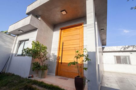 Casa à venda com 360m², 4 quartos e 4 vagas Casa à venda com 360m², 4 quartos e 4 vagasFachada