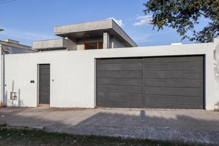 Casa à venda com 360m², 4 quartos e 4 vagas Casa à venda com 360m², 4 quartos e 4 vagasFachada