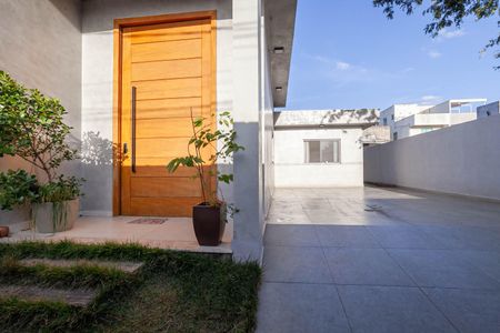 Casa à venda com 360m², 4 quartos e 4 vagas Casa à venda com 360m², 4 quartos e 4 vagasFachada