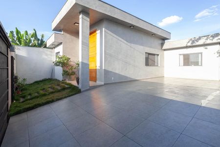Casa à venda com 360m², 4 quartos e 4 vagas Casa à venda com 360m², 4 quartos e 4 vagasEntrada