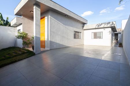 Casa à venda com 360m², 4 quartos e 4 vagas Casa à venda com 360m², 4 quartos e 4 vagasEntrada