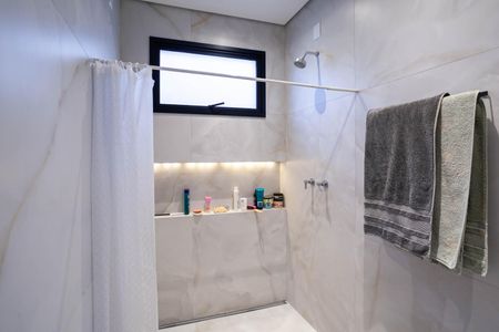 Casa à venda com 360m², 4 quartos e 4 vagas Casa à venda com 360m², 4 quartos e 4 vagasBanheiro da suíte