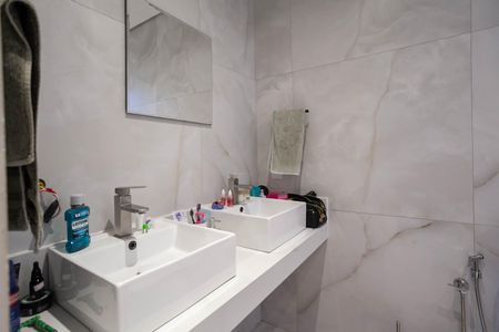 Casa à venda com 360m², 4 quartos e 4 vagas Casa à venda com 360m², 4 quartos e 4 vagasBanheiro da suíte
