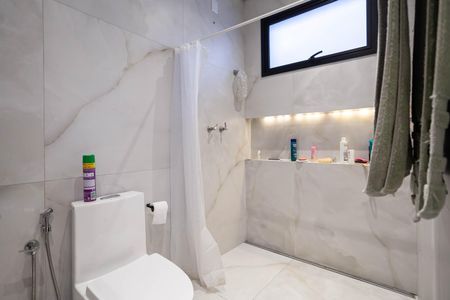 Casa à venda com 360m², 4 quartos e 4 vagas Casa à venda com 360m², 4 quartos e 4 vagasBanheiro da suíte