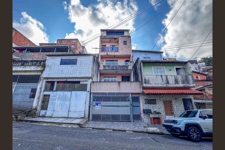 Casa à venda com 250m², 3 quartos e 2 vagas Casa à venda com 250m², 3 quartos e 2 vagasFachada