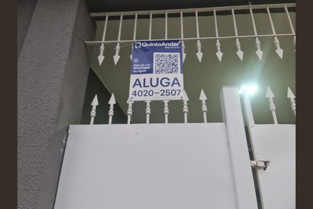 Casa para alugar com 130m², 2 quartos e 1 vaga Casa para alugar com 130m², 2 quartos e 1 vagaFachada do imóvel com placa QuintoAndar