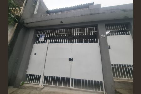 Casa para alugar com 130m², 2 quartos e 1 vaga Casa para alugar com 130m², 2 quartos e 1 vagaFachada do imóvel com placa QuintoAndar