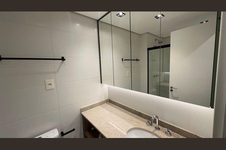 Banheiro social de kitnet/studio para alugar com 1 quarto, 31m² em Jardim das Acacias, São Paulo