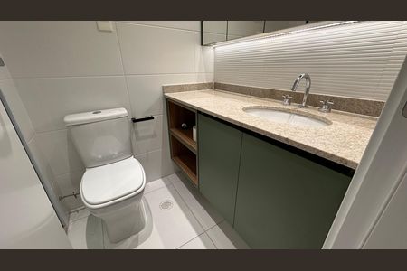 Banheiro social de kitnet/studio para alugar com 1 quarto, 31m² em Jardim das Acacias, São Paulo
