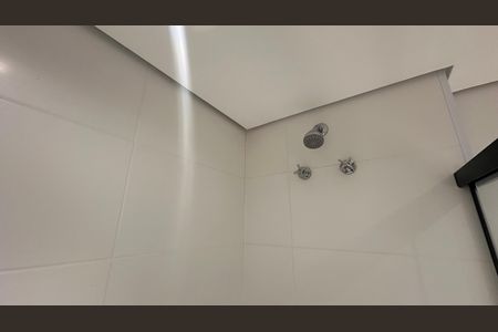 Banheiro social de kitnet/studio para alugar com 1 quarto, 31m² em Jardim das Acacias, São Paulo
