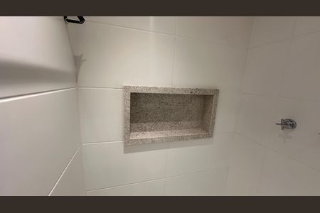 Banheiro social de kitnet/studio para alugar com 1 quarto, 31m² em Jardim das Acacias, São Paulo