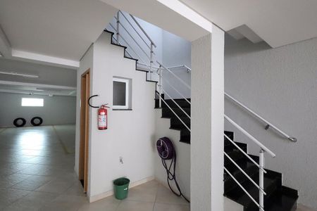 Apartamento à venda com 68m², 2 quartos e 2 vagas Apartamento à venda com 68m², 2 quartos e 2 vagasEscada