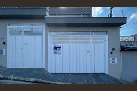 Casa à venda com 100m², 3 quartos e 2 vagas Casa à venda com 100m², 3 quartos e 2 vagasFachada
