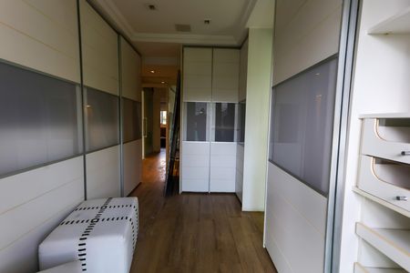 Apartamento para alugar com 192m², 3 quartos e 3 vagas Apartamento para alugar com 192m², 3 quartos e 3 vagasCloset da suíte 3