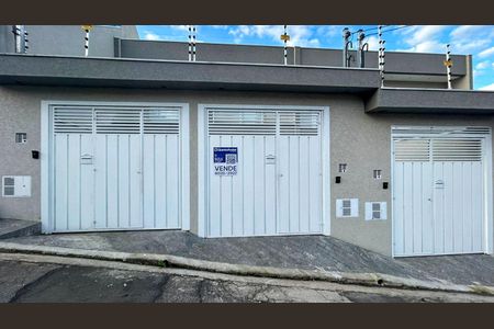 Fachada de casa à venda com 3 quartos, 100m² em Vila Constanca, São Paulo