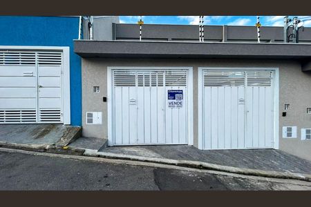 Casa à venda com 100m², 3 quartos e 2 vagas Casa à venda com 100m², 3 quartos e 2 vagasFachada