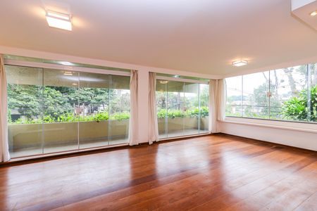 Casa para alugar com 330m², 4 quartos e 5 vagas Casa para alugar com 330m², 4 quartos e 5 vagasSala