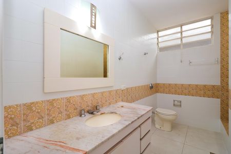 Casa para alugar com 330m², 4 quartos e 5 vagas Casa para alugar com 330m², 4 quartos e 5 vagasBanheiro social