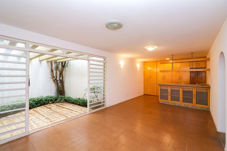 Casa para alugar com 330m², 4 quartos e 5 vagas Casa para alugar com 330m², 4 quartos e 5 vagasÁrea comum