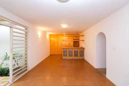 Casa para alugar com 330m², 4 quartos e 5 vagas Casa para alugar com 330m², 4 quartos e 5 vagasÁrea comum