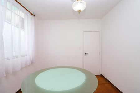 Casa para alugar com 330m², 4 quartos e 5 vagas Casa para alugar com 330m², 4 quartos e 5 vagasQuarto