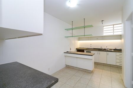 Casa para alugar com 330m², 4 quartos e 5 vagas Casa para alugar com 330m², 4 quartos e 5 vagasCozinha