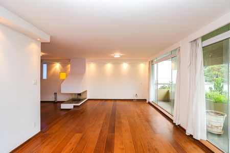 Casa para alugar com 330m², 4 quartos e 5 vagas Casa para alugar com 330m², 4 quartos e 5 vagasSala