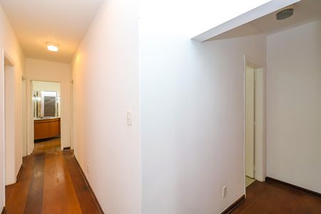 Casa para alugar com 330m², 4 quartos e 5 vagas Casa para alugar com 330m², 4 quartos e 5 vagasCorredor