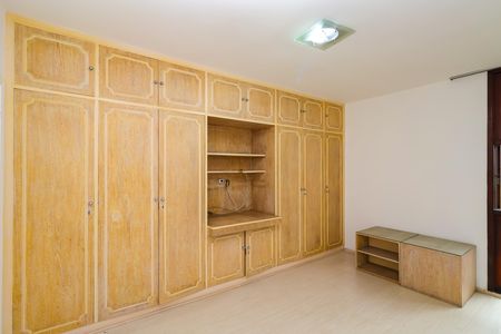 Casa para alugar com 330m², 4 quartos e 5 vagas Casa para alugar com 330m², 4 quartos e 5 vagasSuíte 2