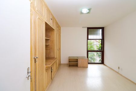 Casa para alugar com 330m², 4 quartos e 5 vagas Casa para alugar com 330m², 4 quartos e 5 vagasSuíte 2