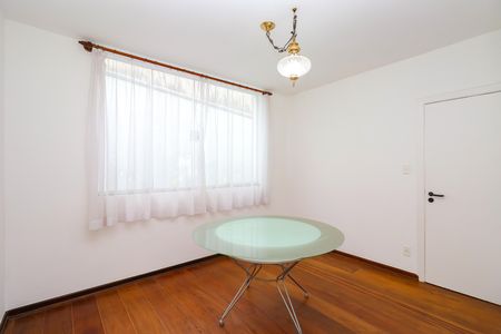 Casa para alugar com 330m², 4 quartos e 5 vagas Casa para alugar com 330m², 4 quartos e 5 vagasQuarto