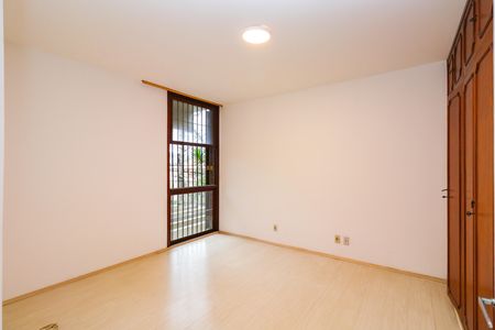 Casa para alugar com 330m², 4 quartos e 5 vagas Casa para alugar com 330m², 4 quartos e 5 vagasSuíte