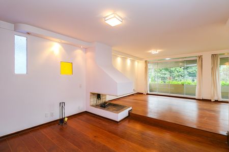 Casa para alugar com 330m², 4 quartos e 5 vagas Casa para alugar com 330m², 4 quartos e 5 vagasSala