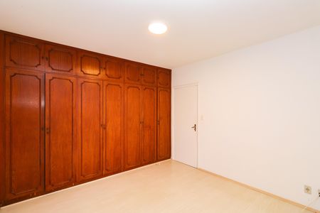 Casa para alugar com 330m², 4 quartos e 5 vagas Casa para alugar com 330m², 4 quartos e 5 vagasSuíte