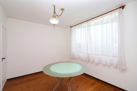 Casa para alugar com 330m², 4 quartos e 5 vagas Casa para alugar com 330m², 4 quartos e 5 vagasQuarto