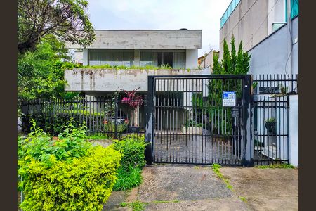 Casa para alugar com 330m², 4 quartos e 5 vagas Casa para alugar com 330m², 4 quartos e 5 vagasFachada