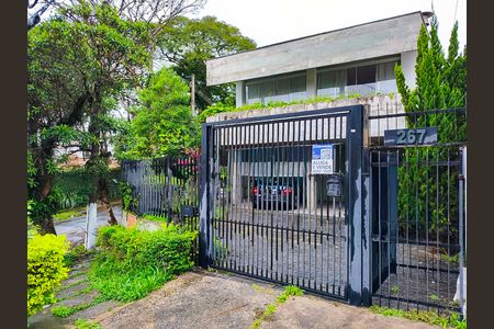 Casa para alugar com 330m², 4 quartos e 5 vagas Casa para alugar com 330m², 4 quartos e 5 vagasFachada