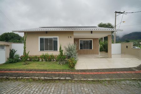 Casa de condomínio para alugar com 200m², 4 quartos e 4 vagas Casa de condomínio para alugar com 200m², 4 quartos e 4 vagasFachada