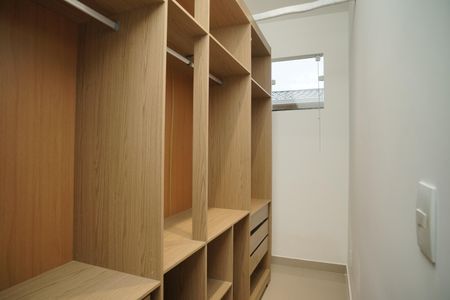 Casa de condomínio para alugar com 200m², 4 quartos e 4 vagas Casa de condomínio para alugar com 200m², 4 quartos e 4 vagasCloset do quarto 2