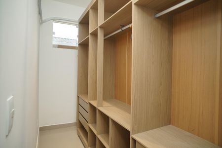 Casa de condomínio para alugar com 200m², 4 quartos e 4 vagas Casa de condomínio para alugar com 200m², 4 quartos e 4 vagasCloset do quarto 3