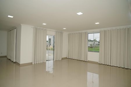 Casa de condomínio para alugar com 200m², 4 quartos e 4 vagas Casa de condomínio para alugar com 200m², 4 quartos e 4 vagasSala